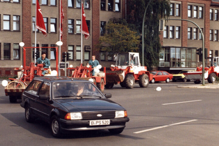 Auto-und Maschinenkorso zum neuen Lagerplatz