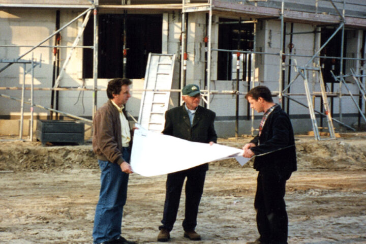 Reinhold Fehmer im Planungsgespräch am neuen Standort