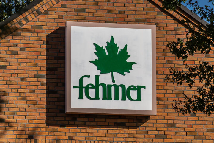 Das Logo der Fehmer GmbH außen am Bürogebäude