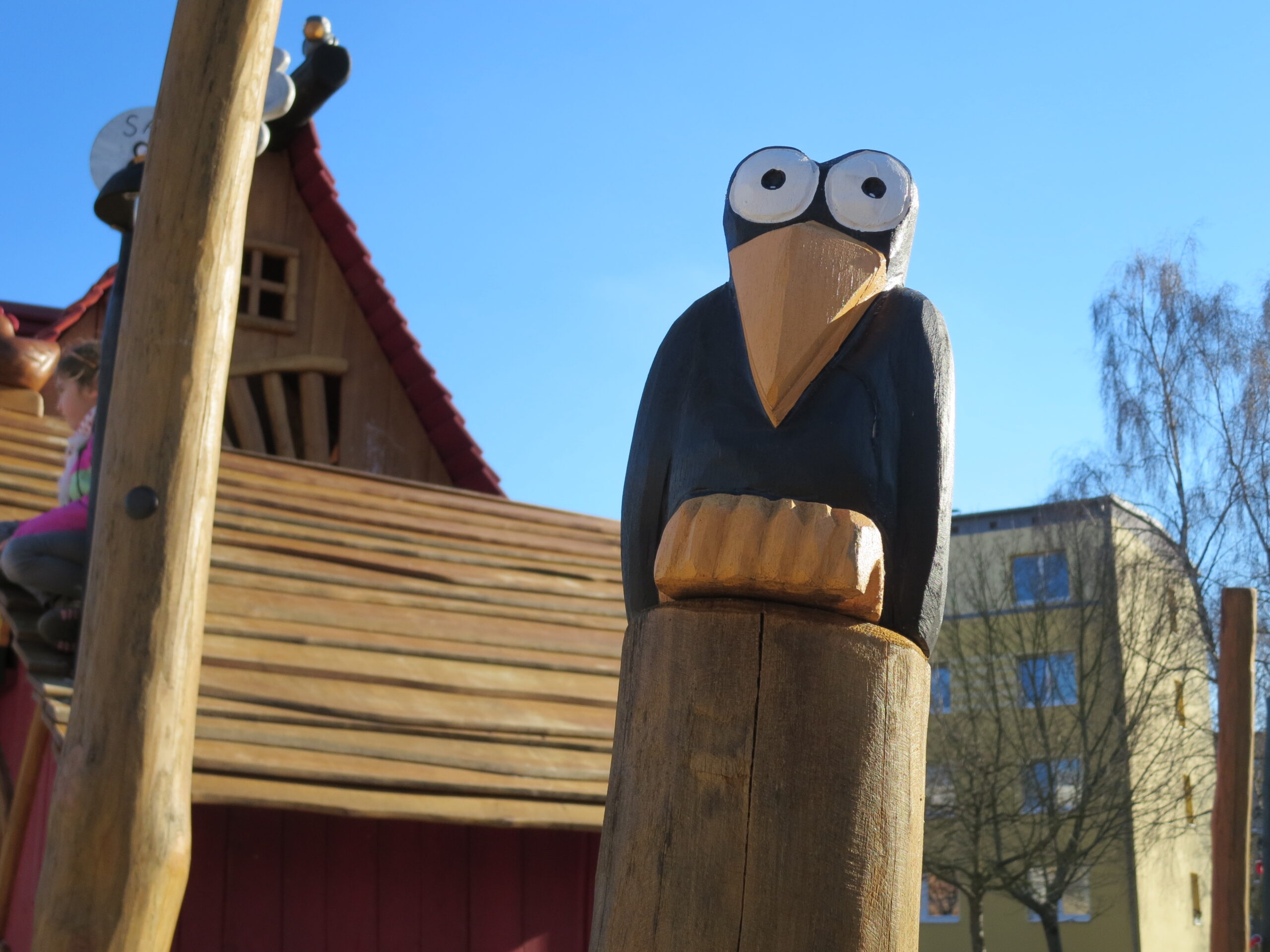 Eine Eule als Holzfigur auf einem Spielplatz im Paul-Schreier-Viertel