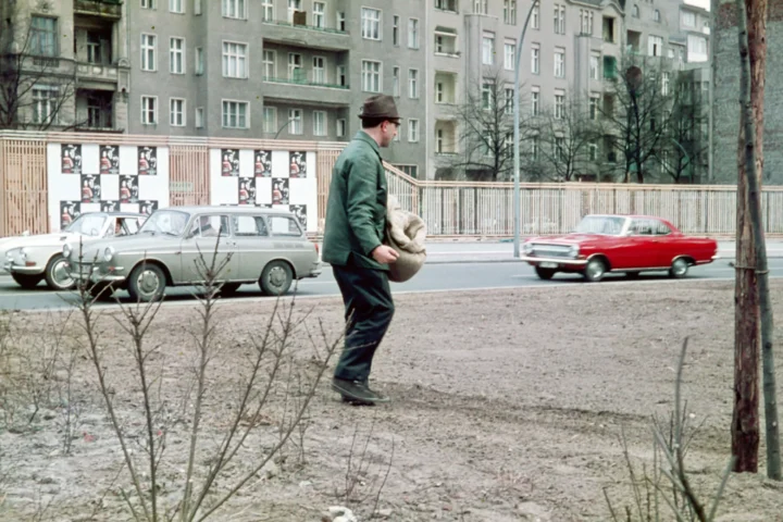 Reinhold Fehmer ca. 1963 beim Aussäen