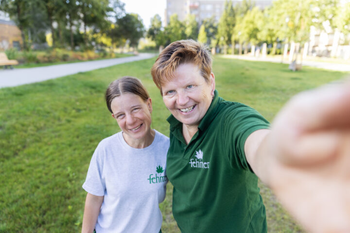 Selfie zweier Mitarbeiterinnen