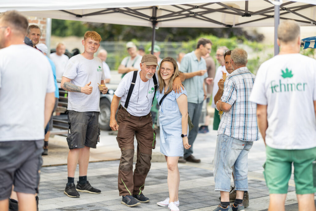 Verschiedene fröhliche Menschen im Gespräch