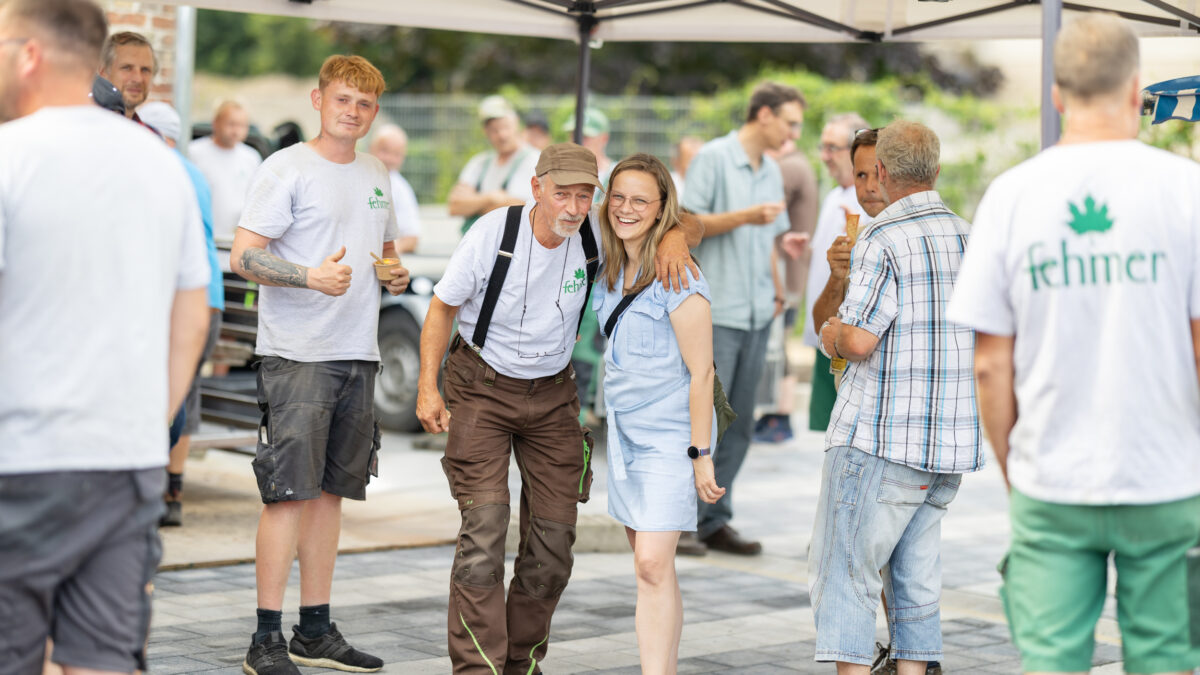 Verschiedene fröhliche Menschen im Gespräch