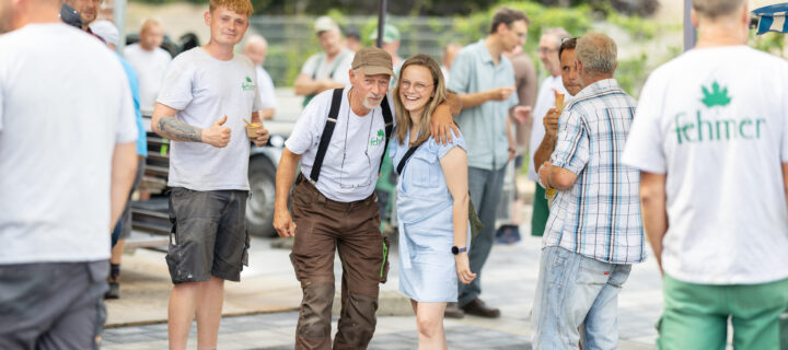 Verschiedene fröhliche Menschen im Gespräch