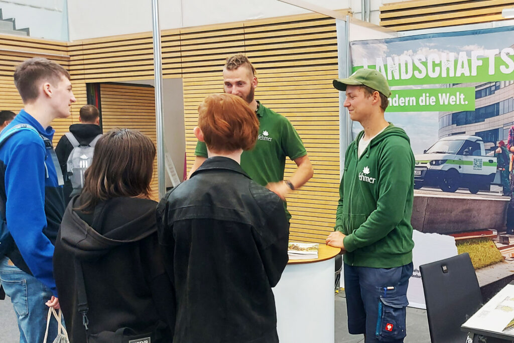 Mitarbeitende und Publikum auf der Ausbildungsmesse Vocatium