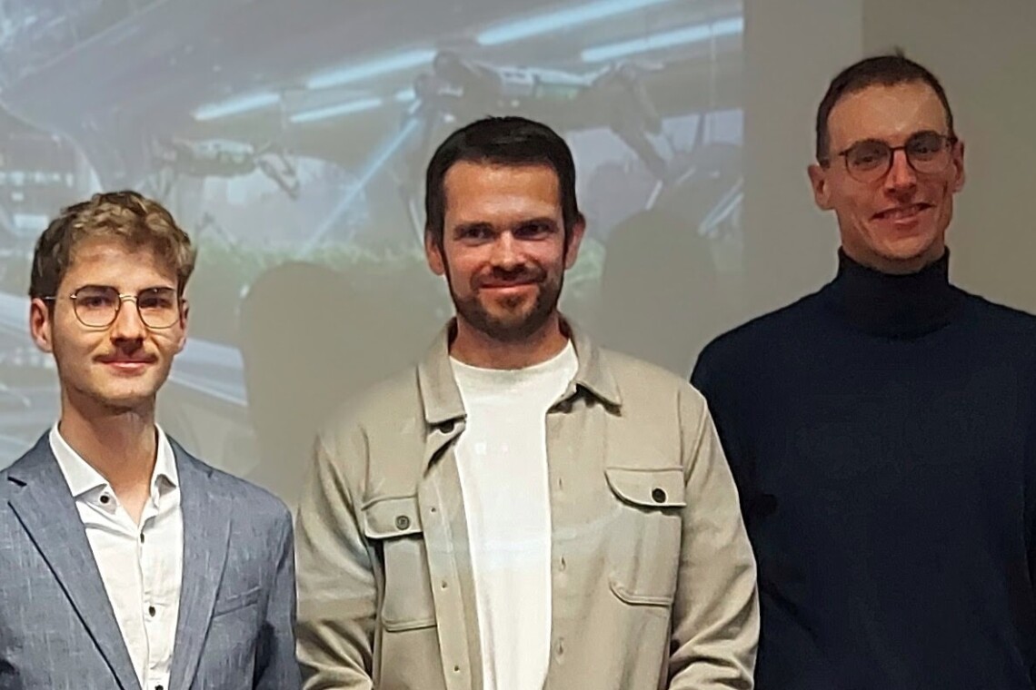 Drei Personen, namentlich Niklas Hofrichter, Kolja Neitzel (stellv. Vorsitzender FGL Berlin-Brandenburg), Jonathan Fehmer (Geschäftsführer Reinhold Fehmer GmbH) bei der Ehrung in Teltow