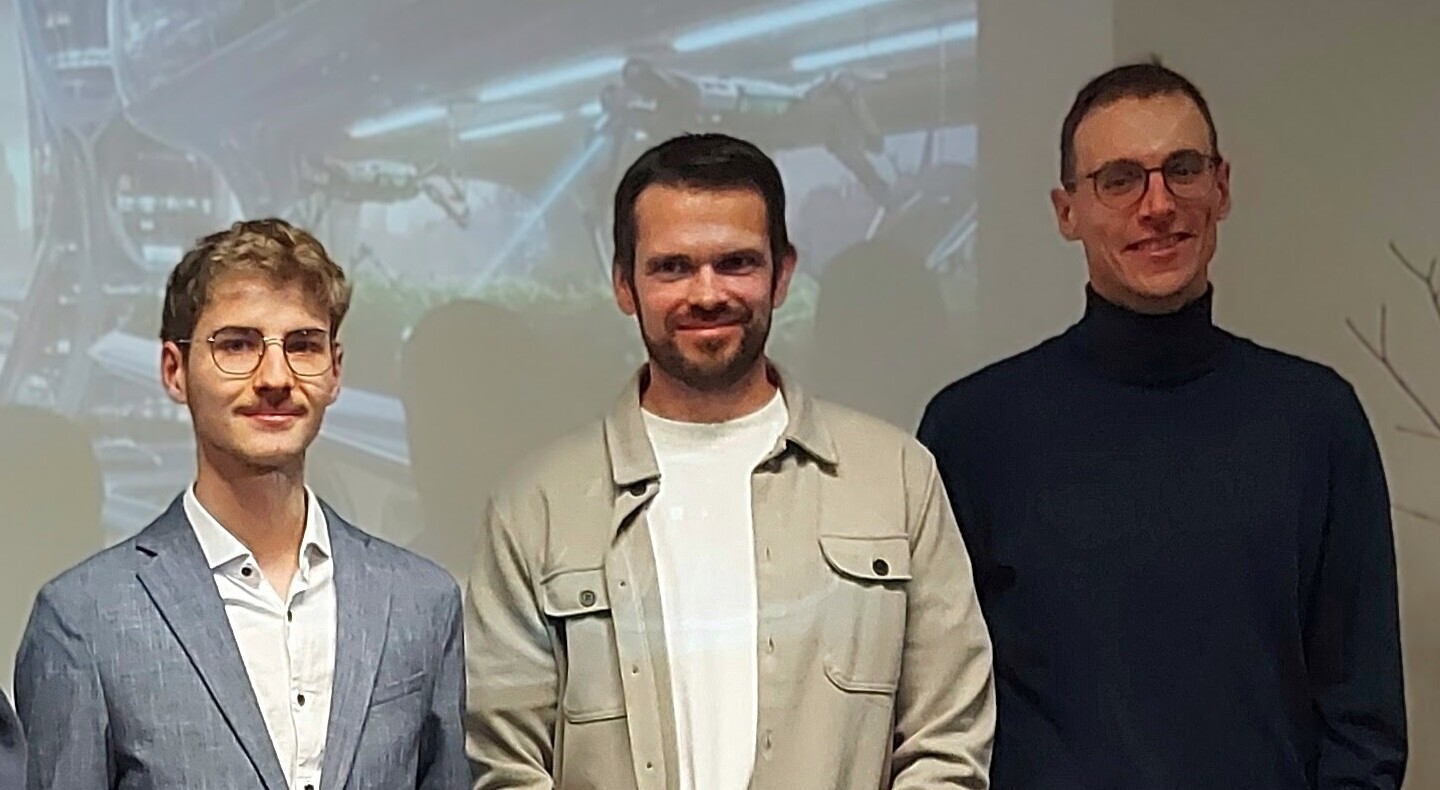 Drei Personen, namentlich Niklas Hofrichter, Kolja Neitzel (stellv. Vorsitzender FGL Berlin-Brandenburg), Jonathan Fehmer (Geschäftsführer Reinhold Fehmer GmbH) bei der Ehrung in Teltow