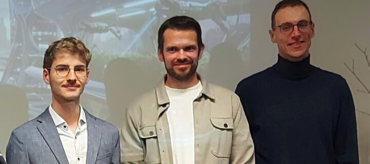 Drei Personen, namentlich Niklas Hofrichter, Kolja Neitzel (stellv. Vorsitzender FGL Berlin-Brandenburg), Jonathan Fehmer (Geschäftsführer Reinhold Fehmer GmbH) bei der Ehrung in Teltow