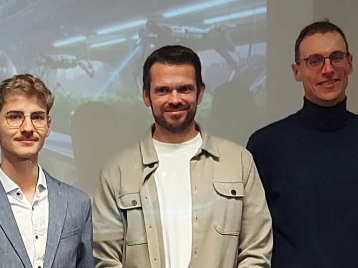 Zum Beitrag gehen Drei Personen, namentlich Niklas Hofrichter, Kolja Neitzel (stellv. Vorsitzender FGL Berlin-Brandenburg), Jonathan Fehmer (Geschäftsführer Reinhold Fehmer GmbH) bei der Ehrung in Teltow